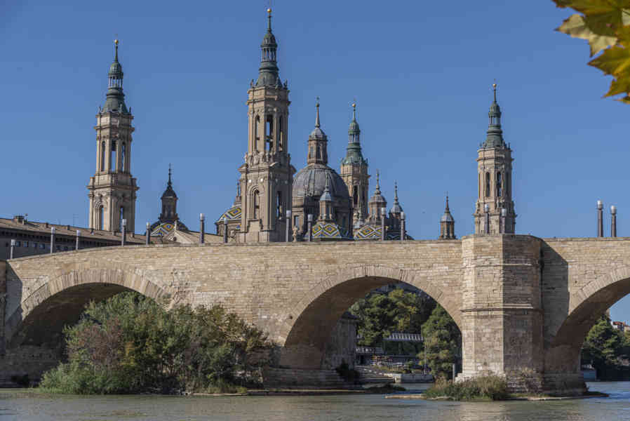 Zaragoza 002 - Puente de Piedra y basílica de Nuestra Señora del Pilar.jpg